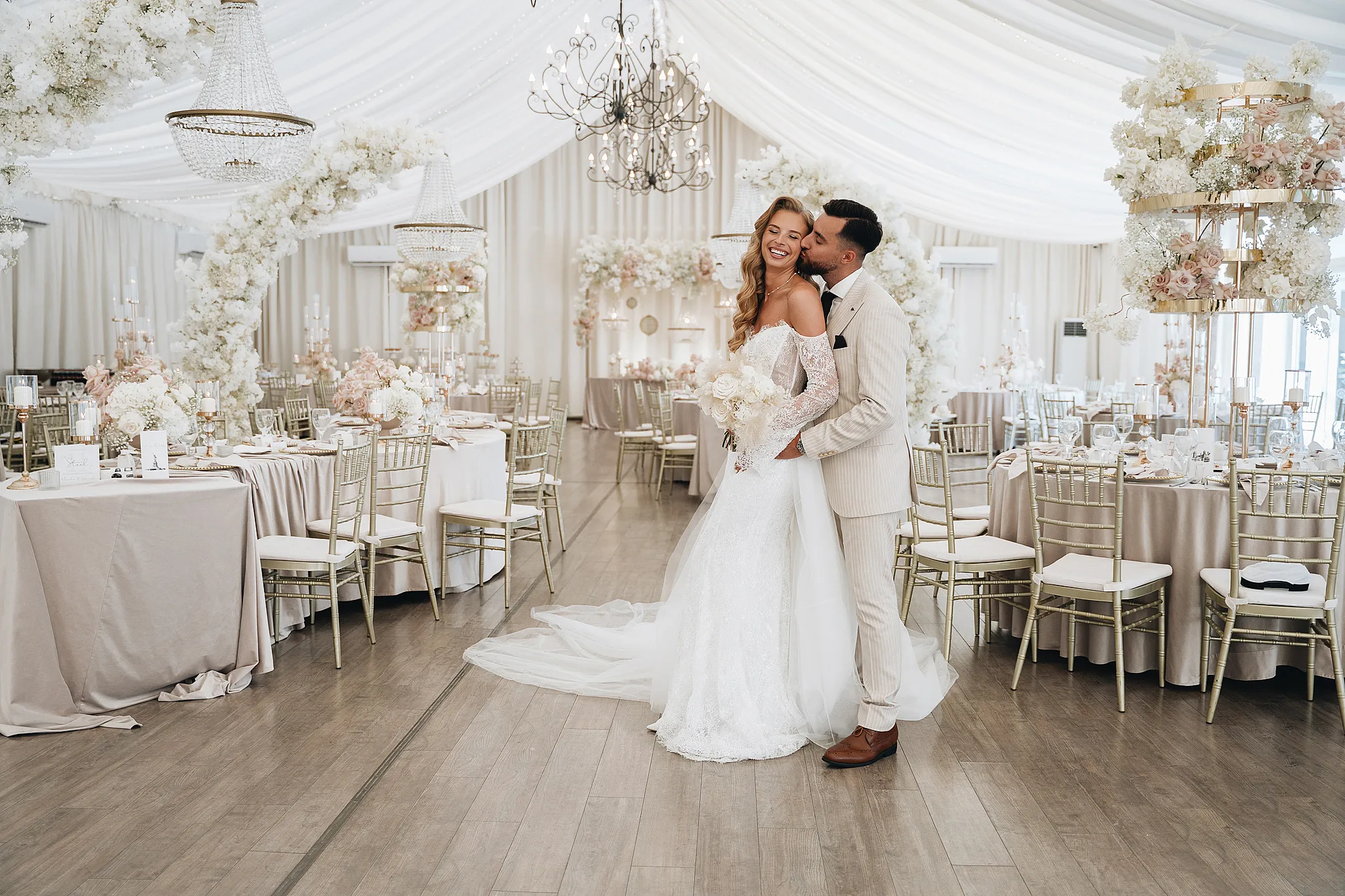 piekna para mloda w czulym usciscku na niesamowiceie ustrojonej sali slubnej w hotelu bajka na opolszczyznie